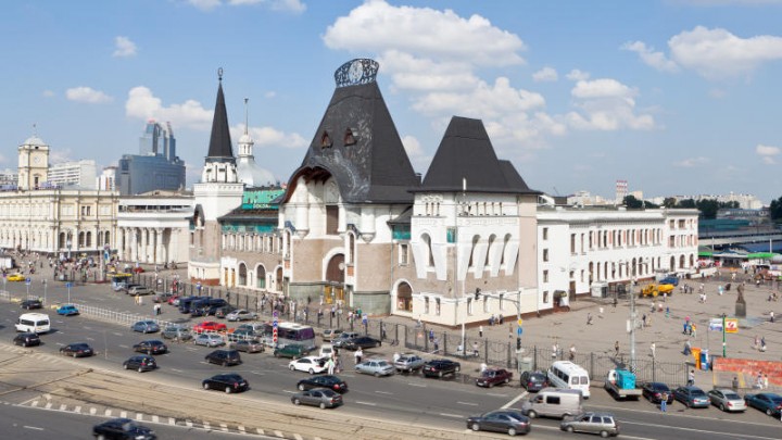 Ярославский вокзал-это конечная остановка большинства пригородных электричек Москвы