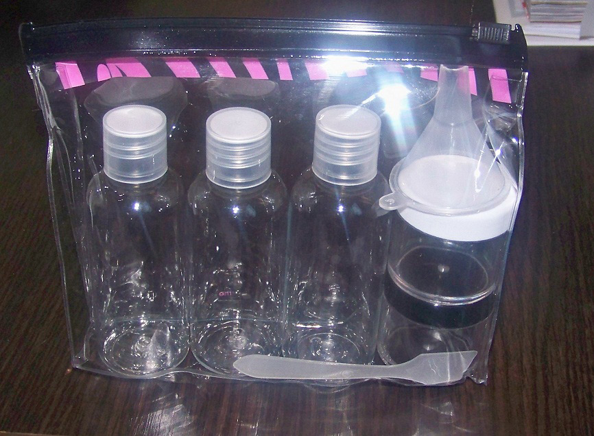 Сколько жидкости можно провозить. Пакет для жидкостей в самолете. Пластиковые пакеты для жидкостей в самолет. Пакет для жидкостей в ручной клади. Бутылочки для перевозки жидкостей.