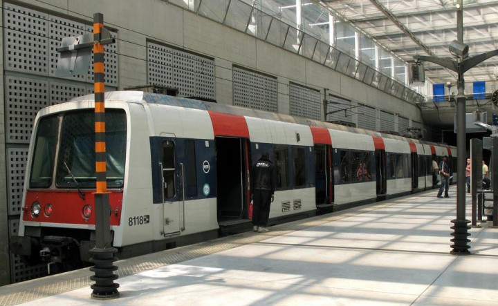 Электричка RER B довезет вас от аэропорта до центра Парижа