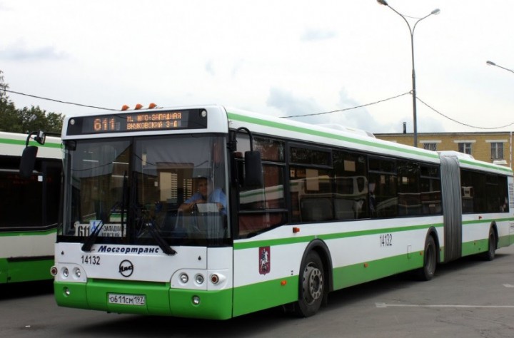 Автобус №611 довезёт от метро до аэропорта Внуково