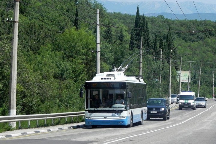 Тролейбус, движущийся в Ялту