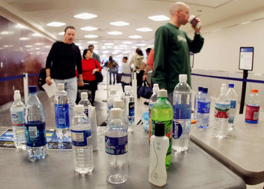 Бесплатная вода в аэропорту. Жидкости в аэропорту. Бутылка воды в самолете. Бутылка воды в аэропорту. Провезти жидкость в аэропорту.