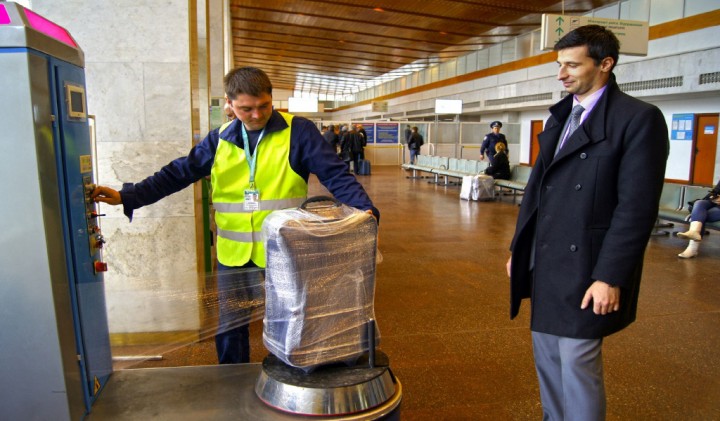 Упаковка сумок в аэропорту специальной плёнкой