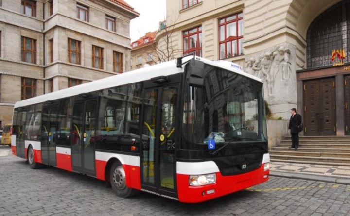 Городской автобус – самый дешевый вариант при выборе транспортного средства для поездки в Прагу.
