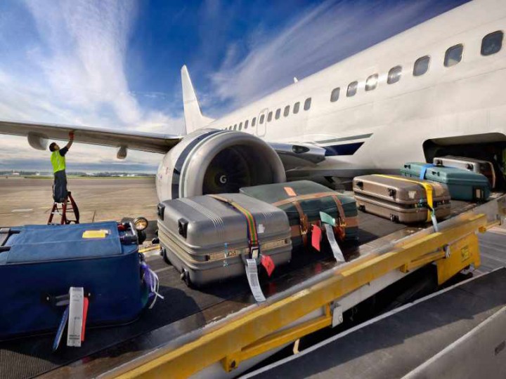В каждом аэропорту есть весы и стойки для проверки размеров и веса чемоданов